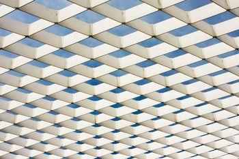 Biała kratownica na tle nieba