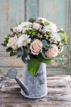 Bukiet kwiatów w konewce