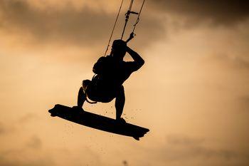 Chłopak na kitesurfingu