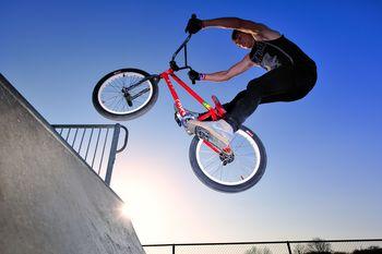 Chłopak na rowerze wyczynowym