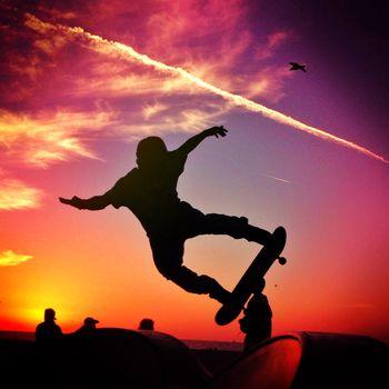 Chłopiec na deskorolce