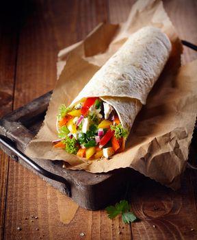 Chrupiąca tortilla z warzywami