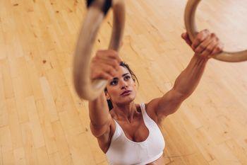 Ćwicząca na sali gimnastycznej dziewczyna