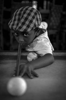 Chłopiec grający w bilard