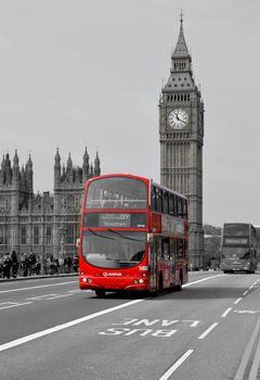 Piętrowy autobus na ulicy Londynu