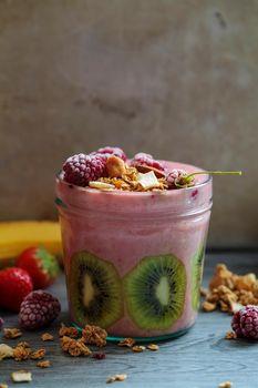 Deserek mleczno orzechowy z malinami