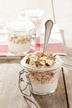 Jogurt naturalny z orzechami