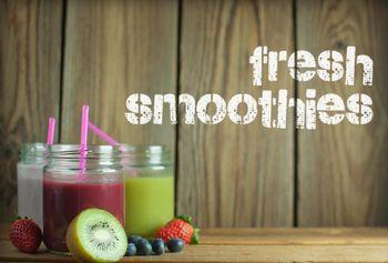 Świeży koktajl z napisem Fresh Smoothies