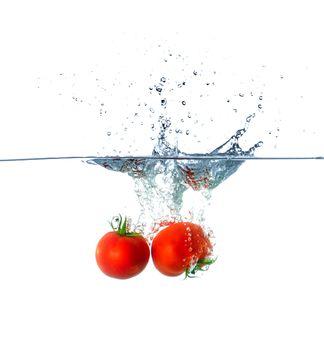 Dwa pomidory wrzucone do wody
