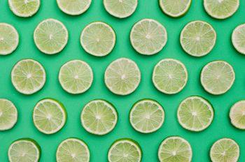 Plastry limonki na zielonym tle