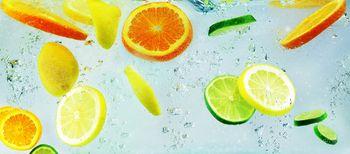 Plastry pomarańcza, cytryny oraz limonki pływające w wodzie