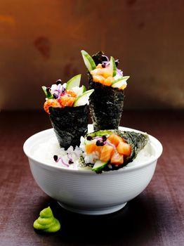 Rolki sushi w porcelanowej miseczce