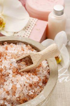 Różowa sól morska w drewnianym naczyniu