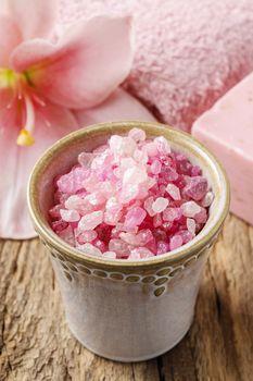 Różowa sól morska w naczyniu