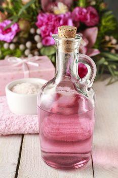 Różowa woda we flakonie