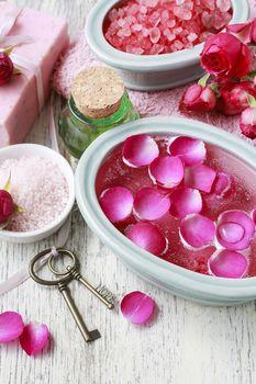 Różowe pływające płatki kwiatów