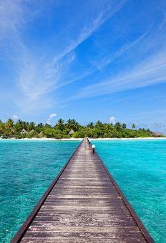 Drewniane molo prowadzące na tropikalna wyspę