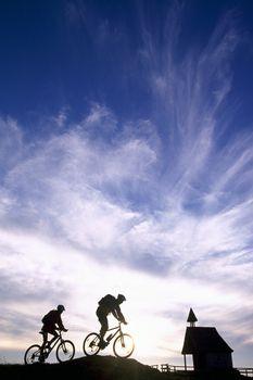 Dwójka rowerzystów