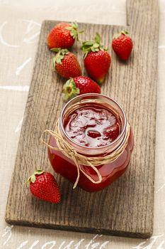 Dżem z truskawek na desce do krojenia