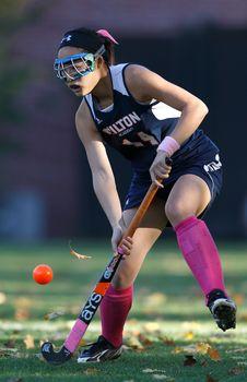 Dziewczyna grająca w hokeja na trawie