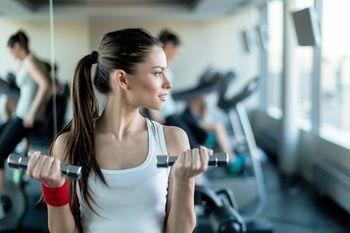 Dziewczyna trenująca na siłowni