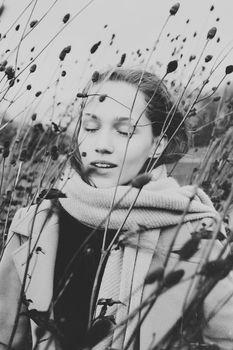 Dziewczyna z zamkniętymi oczami