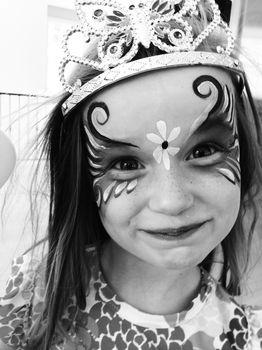 Dziewczynka z pomalowaną twarzą