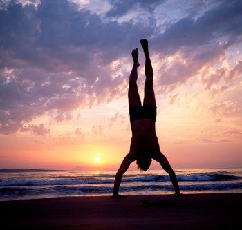 Facet stojący na rekach na plaży