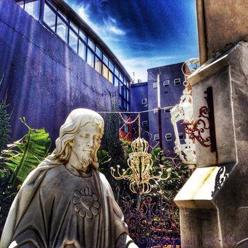 Figura sakralna w ogrodzie