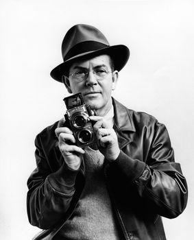 Fotograf ze starym aparatem analogowym