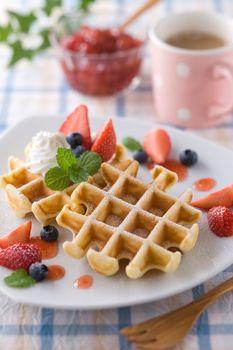 Gofry z owocami i bitą śmietaną