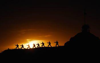 Grupa ludzi trenująca karate