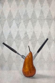 Gruszka na geometrycznym tle