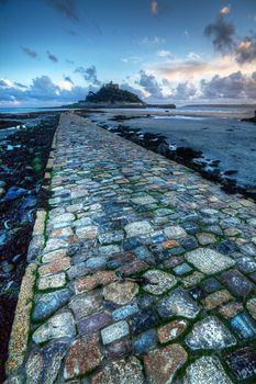 Kamienna droga wzdłuż plaży