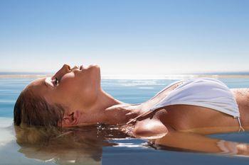 Kobieta leząca w basenie