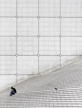 Kobieta na białych schodach