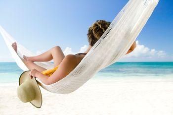 Kobieta opalająca się w hamaku