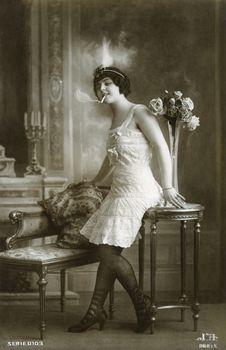 Kobieta paląca papierosa