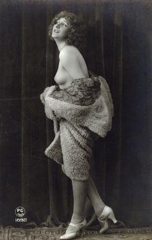 Kobieta pozująca z odkrytą piersią