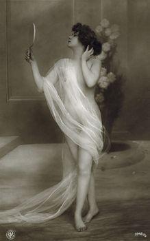 Kobieta przeglądająca się w lustrze