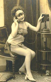 Kobieta rozmawiająca przez telefon