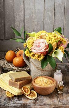 Kompozycja z bukietem kwiatów i pomarańczami