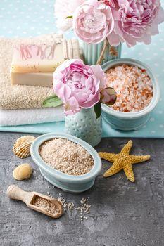 Kompozycja z kwiatów i soli morskiej