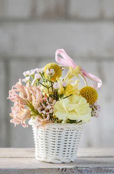 Koszyk z kompozycją kwiatów