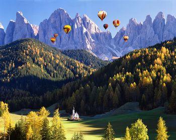 Kolorowe balony na tle gór. Dolomity. Alpy