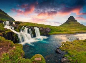 Malowniczy wodospad na Islandii