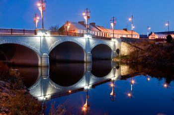 Oświetlony most w nocnej scenerii