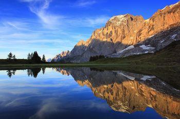 Widok z górskiego jeziora na alpejskim przejściu