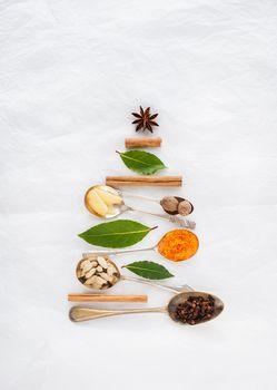 Kształt choinki wykonany z łyżek i przypraw