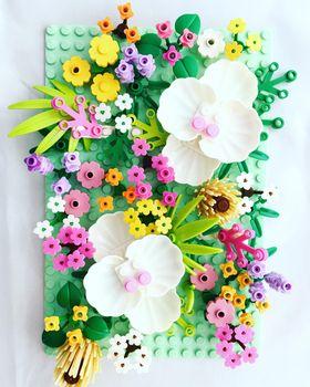 Kwiaty wykonane z klocków